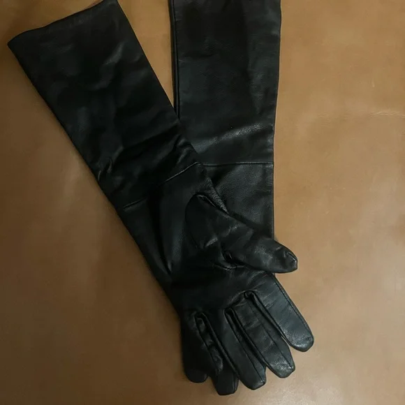Elegant Black Leather Gloves - Picture 2 of 4